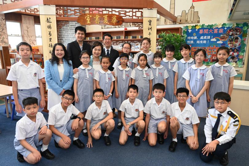 閱讀樂:  蔡若蓮（第三排左二）參觀馬頭涌官立小學（紅磡灣）新啟用的華夏書室。