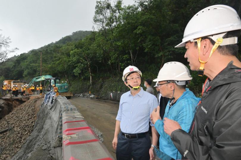 全速善後:  李家超（右三）在運輸及物流局局長林世雄（右二）陪同下，視察石澳道路面修復工程。