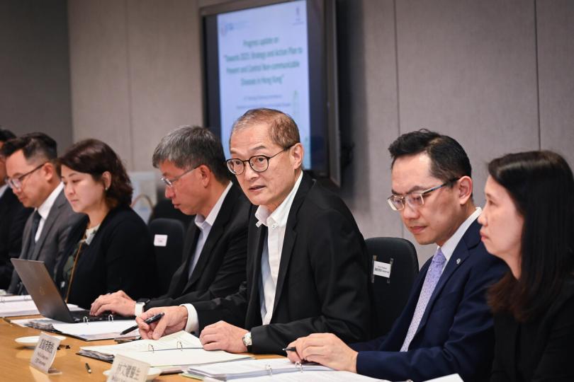 防控策略:  盧寵茂（右三）主持防控非傳染病督導委員會第14次會議。