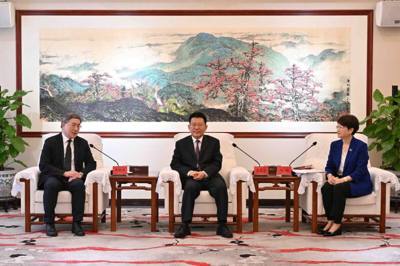交流意見:  王靈桂（中）、卓永興（左）和馮玲會面。