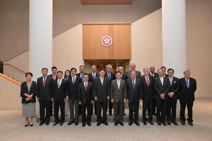 聚首一堂:  李家超（前排右六）與中投公司董事長彭純（前排左六）及該公司國際諮詢委員會成員會面。