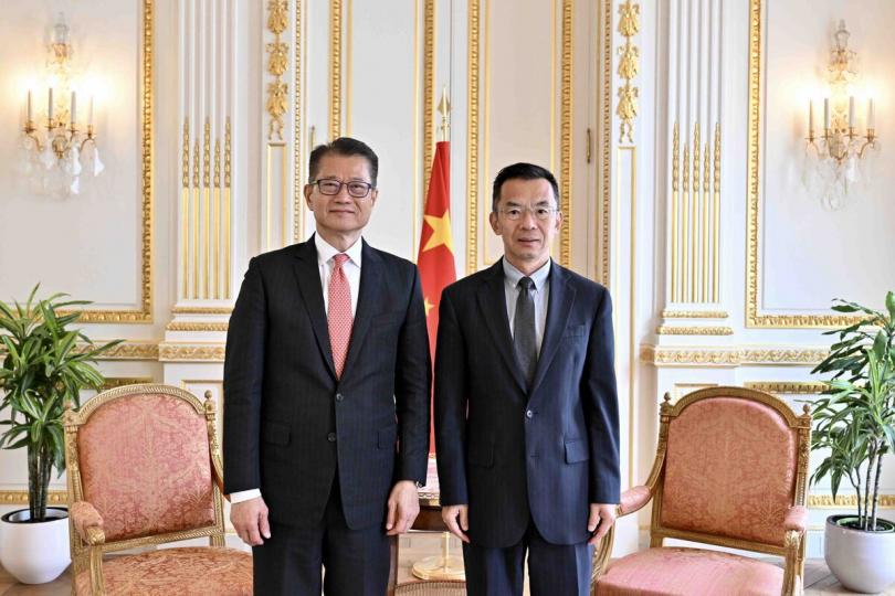 介紹香港:  陳茂波（左）拜會中國駐法國大使盧沙野。