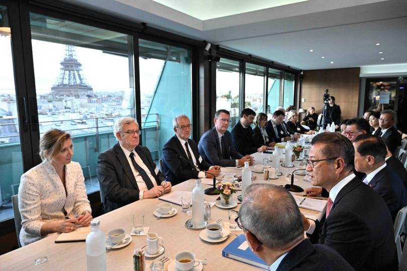 加強合作:  陳茂波（前排左二）出席香港---法國商務委員會會議，與法國商界領袖分享香港的經濟發展情況。
