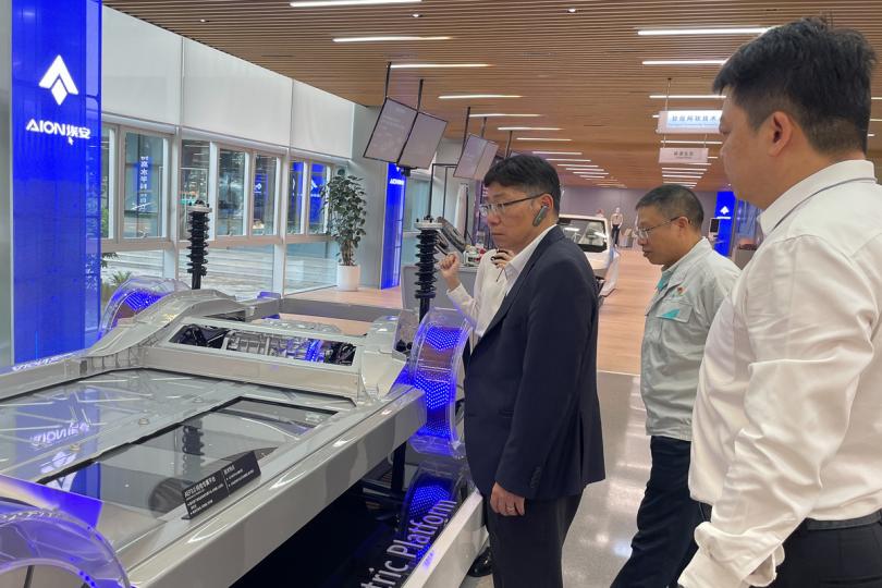 參觀:  林世雄（左）到廣州訪問，參觀廣州汽車集團股份有限公司，了解集團在自動駕駛技術及新能源商用車輛方面的研發工作。