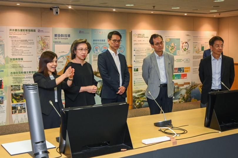 城市發展:  楊何蓓茵 （左二）到訪規劃署總部，聽取本港未來規劃和土地發展的介紹。