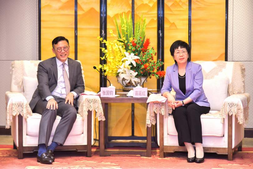 釋放潛力:  張國鈞（左）與苗延紅探討如何深化瓊港合作。