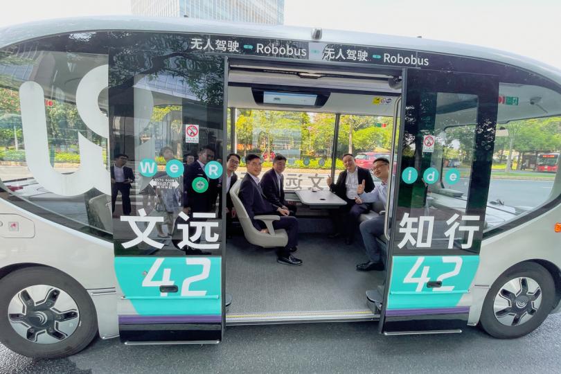 汲取經驗:  林世雄（中）到訪自動駕駛車輛企業文遠知行廣州總部，並試乘該公司的自動駕駛小巴。   