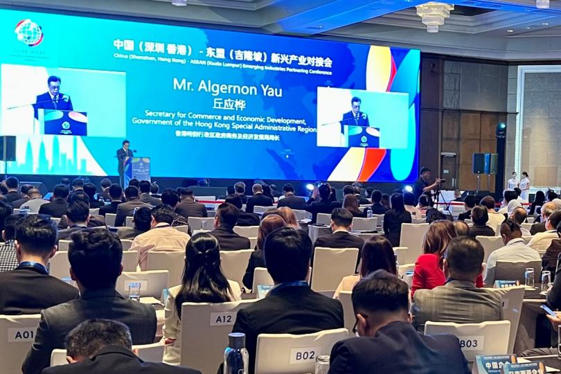 優勢獨特:  丘應樺在對接會上向馬來西亞初創企業和投資者推廣香港。
