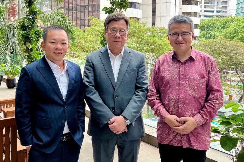 聚首:  丘應樺（中）與馬來西亞投資、貿易及工業部副部長劉鎮東（右）和農業及糧食安全部副部長陳泓縑會面。