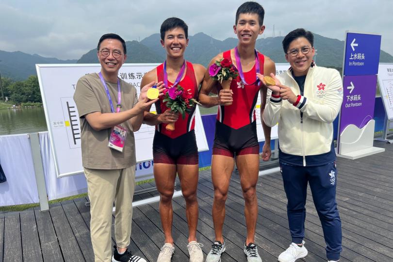 先拔頭籌:  楊潤雄（左）恭賀賽艇運動員林新棟（左二）和王瑋駿（右二）在杭州亞運會男子雙人單槳賽奪金。