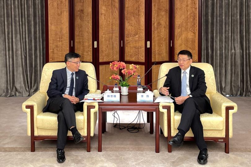 概述現況:  林世雄（左）與國家交通運輸部副部長李揚會面，向他簡述香港航空業復蘇情況、推動香港成為領先國際航運中心的措施等。