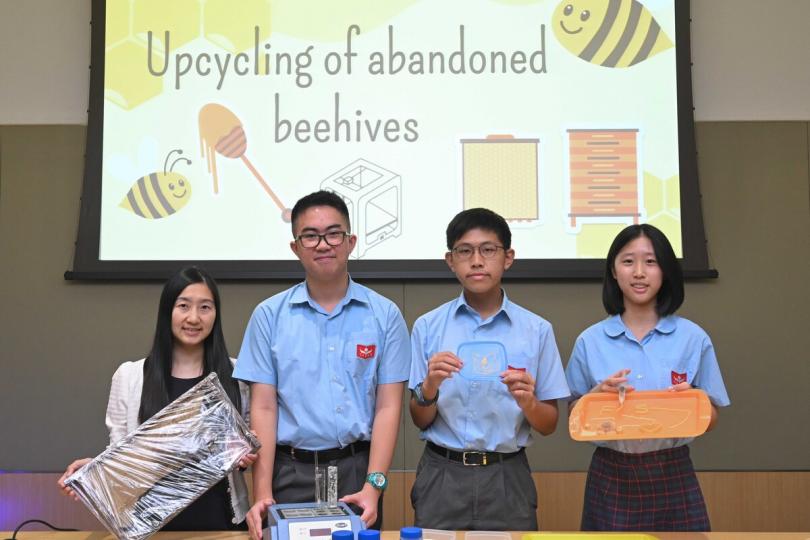 趣味科技:  中華基金中學學生在創新科技嘉年華2023新聞界預覽展示其研發的「走塑 • 蠟『唧』行動」。