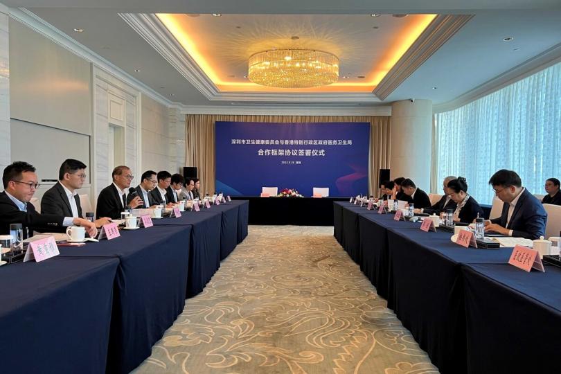 緊密合作:  盧寵茂（左三）在深圳出席深港醫療衞生合作專班會議。