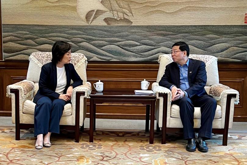 到訪清華:  蔡若蓮（左）到訪北京清華大學，與該校黨委書記邱勇會面。