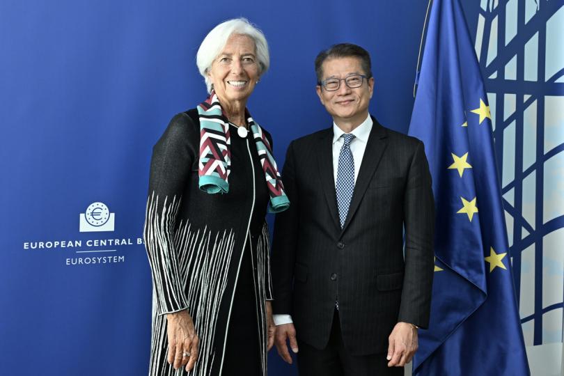 交換意見:  陳茂波（右）在法蘭克福與歐洲中央銀行行長拉加德會面。