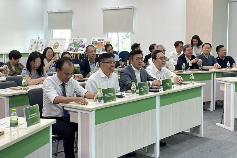 實地視察:  林世雄（前排左二）參觀胡志明市一所具規模的智慧物流園。