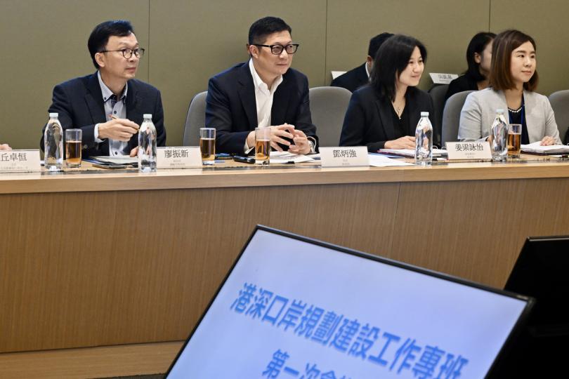 共議:  鄧炳強（左二）在港深口岸規劃建設工作專班會議上發言。