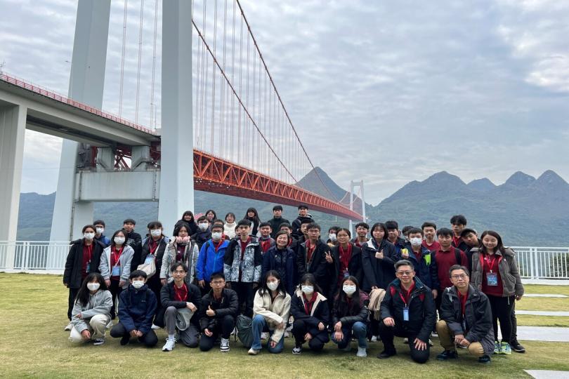 實地了解:  蔡若蓮（第二排中）與團員參觀壩陵河大橋。