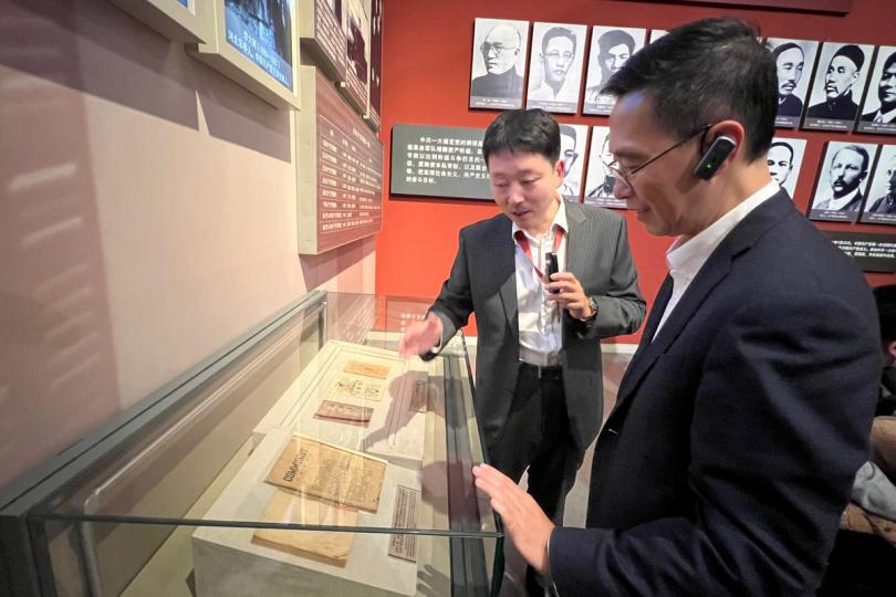文物鑑賞:  楊潤雄（右）到訪中國國家博物館，參觀館內「復興之路」展覽。