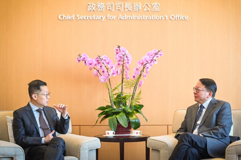 迎來賓:  陳國基（右）在政府總部與葉成昌會面。