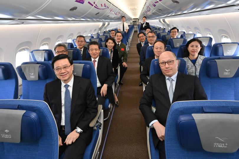 自主研製:  李家超（第一排左）、鄭雁雄（第一排右）與其他嘉賓在C919客艙內合照。