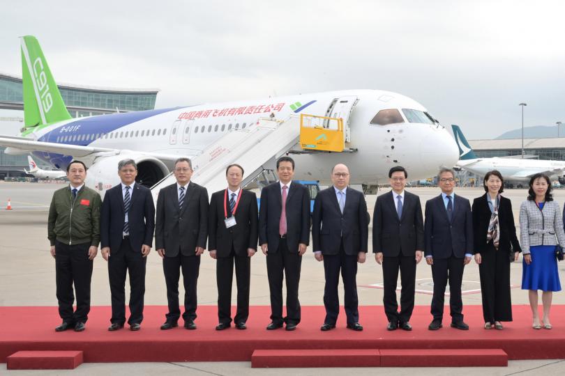 非凡成就: 李家超(右四)、鄭雁雄(右五)、崔曉峰(左五)、機管局主席蘇澤光(右三)、中國商飛公司副總經理張玉金(左三)和其他嘉賓出席歡迎儀式。 非凡成就: 李家超(右四)、鄭雁雄(右五)、崔曉峰(左五)、機管局主席蘇澤光(右三)、中國商飛公司副總經理張玉金(左三)和其他嘉賓出席歡迎儀式。