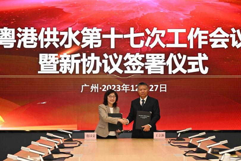 保障供水:  甯漢豪（左）與王立新簽署東江水供水新協議。