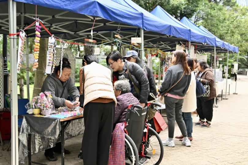 歡度假日:  「藝趣坊」攤位展出和售賣精緻手工藝品，也提供繪畫和人像素描等服務。