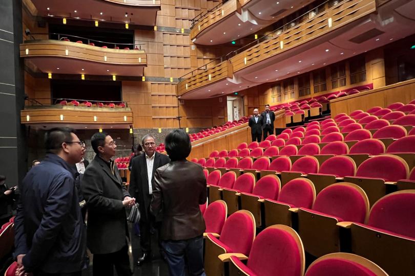 觀摩:  楊潤雄（左二）在上海大劇院了解為演藝團體提供的場地和設施配套。