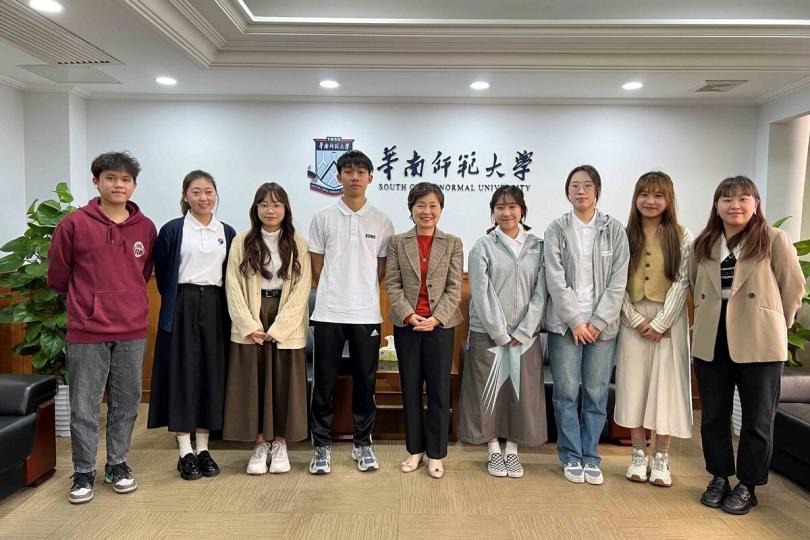勉勵:  蔡若蓮（中）與在華南師大就讀的香港學生見面。