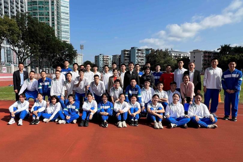 活力校園:  蔡若蓮（第三排右九）到訪華南師大附屬中學，了解該校的辦學理念和課程特色。
