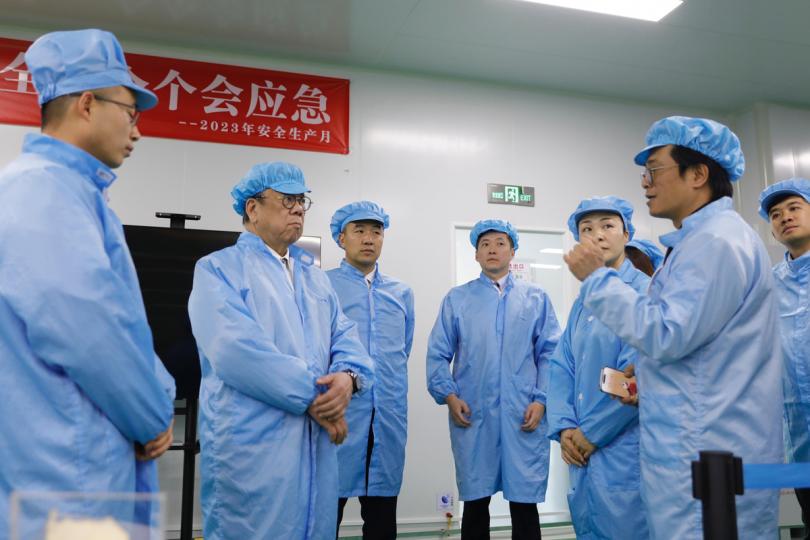 衞星技術:  丘應樺（左二）參觀銀河航天（北京）網絡技術有限公司的方舟實驗室。