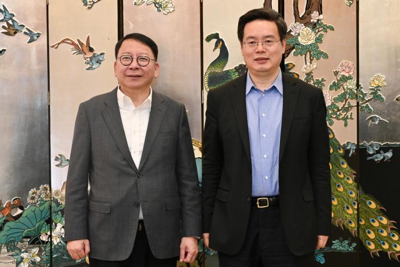 聚首一堂:  陳國基（左）與深圳市市長覃偉中會面，討論港深兩地加強交流合作。