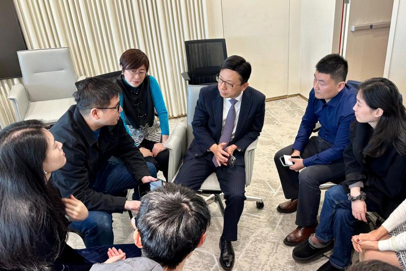 收集意見:  孫玉菡（右三）在香港駐上海經濟貿易辦事處與當地人才交流，聆聽他們落戶香港的考慮和需要。