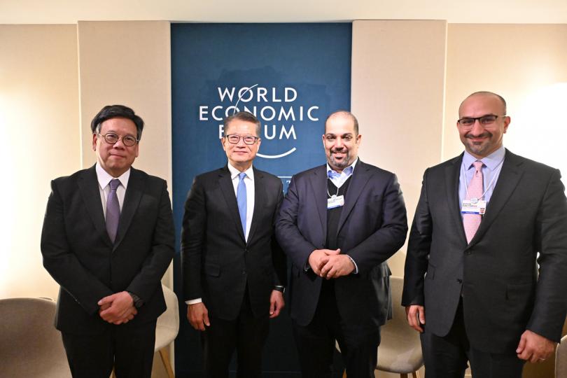 互利共贏:  陳茂波（左二）在瑞士達沃斯出席世界經濟論壇年會，其間與巴林財政與國民經濟部部長Shaikh Salman bin Khalifa Al Khalifa（右二）和工商部長Abdulla Adel Fakhro（右一）會面。