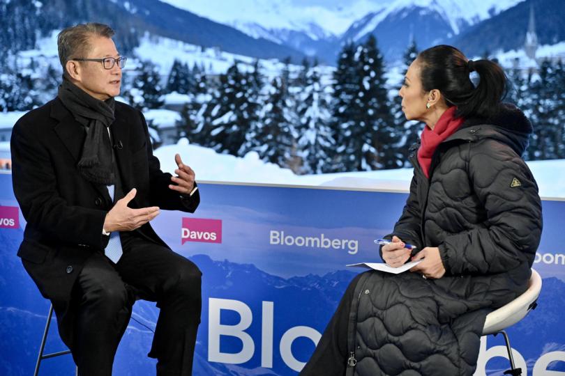 暢論世局:  陳茂波（左）出席世界經濟論壇年會期間接受國際媒體訪問。