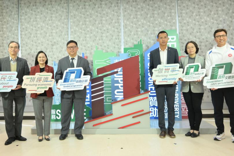 全新設計: 陳偉偉(左三)主持政府新宣傳標誌啟動活動。 全新設計: 陳偉偉(左三)主持政府新宣傳標誌啟動活動。