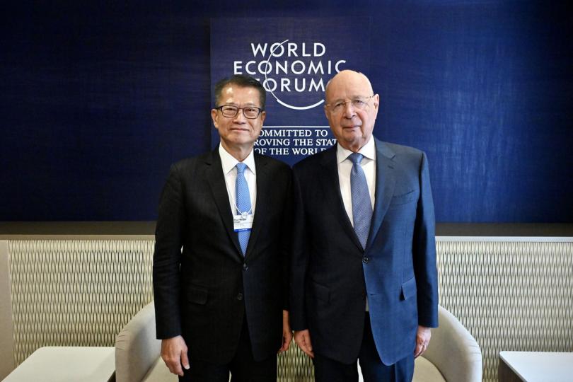 經濟情況:  陳茂波（左）與施瓦布會面。