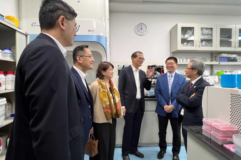 交流合作:  盧寵茂（右三）參觀香港中文大學（深圳）醫學院的實驗室，並與鄭仲煊（右一）交流。