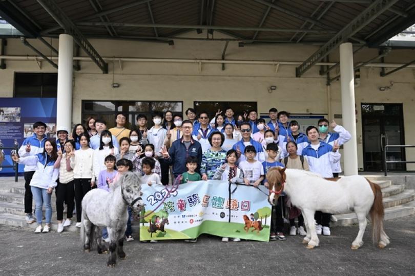 公務員義工助基層兒童體驗騎馬樂 公務員義工助基層兒童體驗騎馬樂