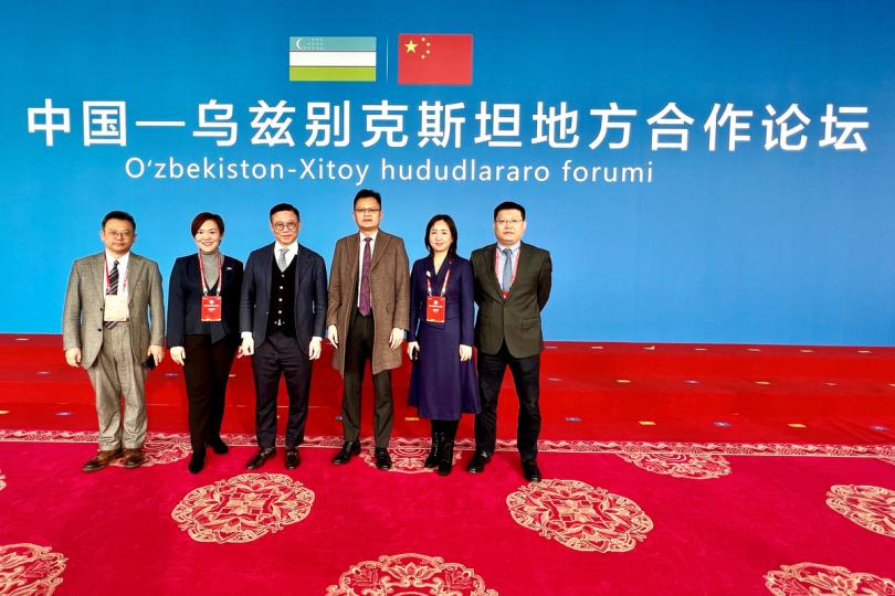 交流:  張國鈞（左三）在新疆烏魯木齊參與中國---烏茲別克斯坦地方合作論壇。 