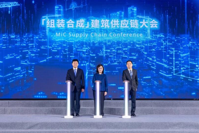 加強合作: 甯漢豪(中)在惠州出席組裝合成建築供應鏈大會,與廣東省住房和城鄉建設廳副廳長楊清淦(右)和惠州市人民政府副市長段致輝主持開幕禮。 加強合作: 甯漢豪(中)在惠州出席組裝合成建築供應鏈大會,與廣東省住房和城鄉建設廳副廳長楊清淦(右)和惠州市人民政府副市長段致輝主持開幕禮。