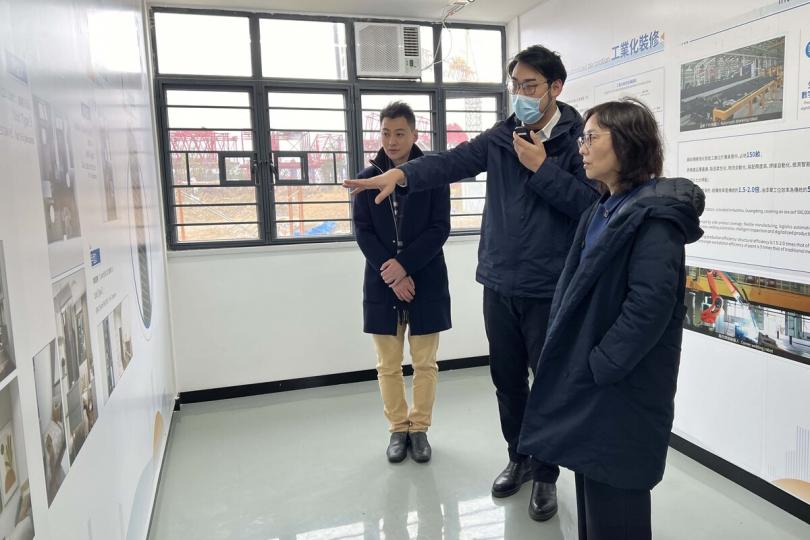 實地考察:  甯漢豪（右）到訪中建科工集團有限公司，了解其研發工作。