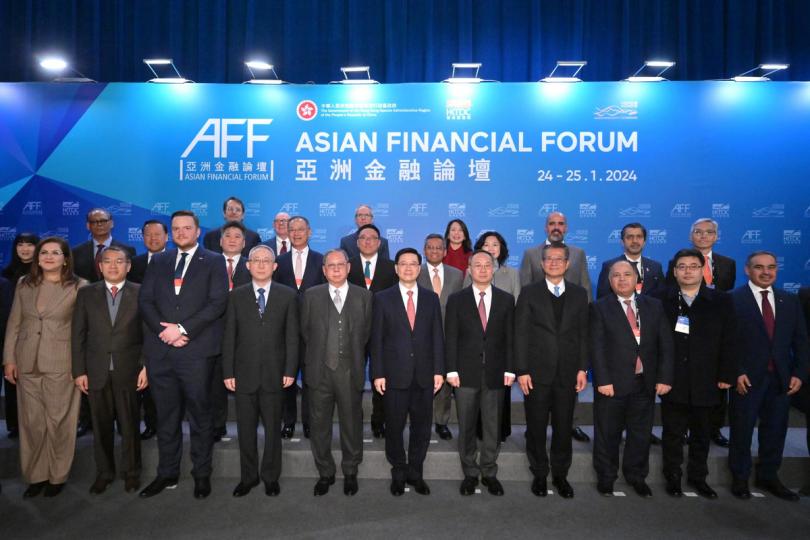 冠蓋雲集:  李家超（第一排中）出席亞洲金融論壇，與一眾嘉賓合照。