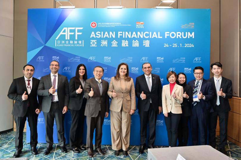 緊密聯繫:  許正宇（左四）在亞洲金融論壇與埃及規劃及經濟發展部部長Hala El Said（左五）會面。