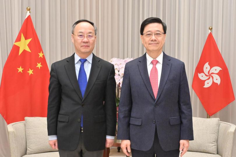 交流: 李家超(右)與李雲澤會面。 交流: 李家超(右)與李雲澤會面。