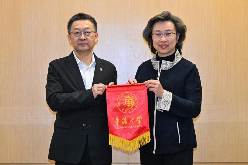 幸會:  楊何蓓茵（右）與徐西鵬率領的代表團會面，並接受徐西鵬致送的錦旗。