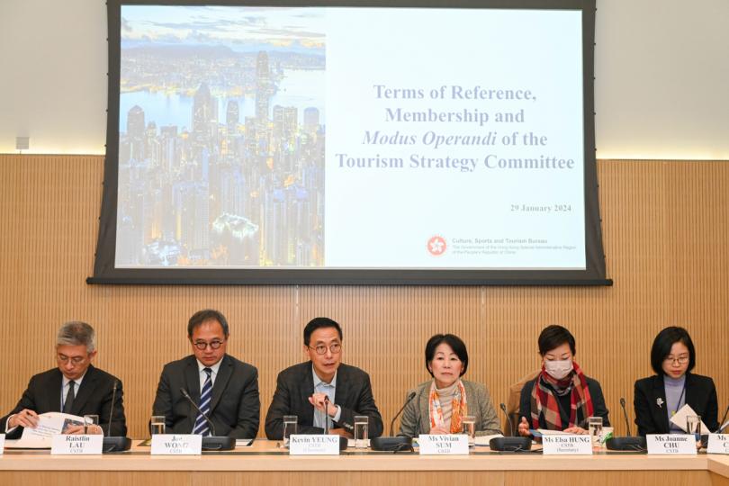 集思廣益: 由楊潤雄(左三)擔任主席的旅遊業策略委員會召開首次會議。 集思廣益: 由楊潤雄(左三)擔任主席的旅遊業策略委員會召開首次會議。