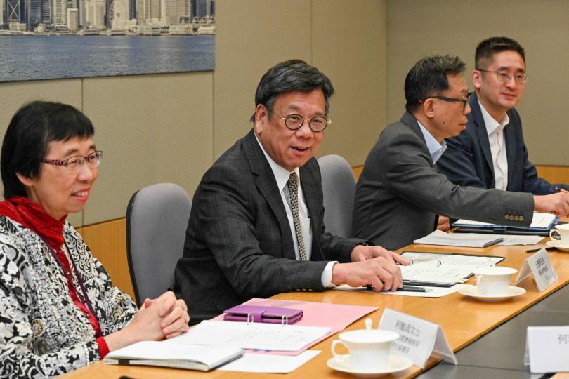 訂立方向: 丘應樺(左二)擔任主席的電子商貿發展專責小組召開首次會議,展開統籌和制訂電貿發展政策和措施的工作。 訂立方向: 丘應樺(左二)擔任主席的電子商貿發展專責小組召開首次會議,展開統籌和制訂電貿發展政策和措施的工作。