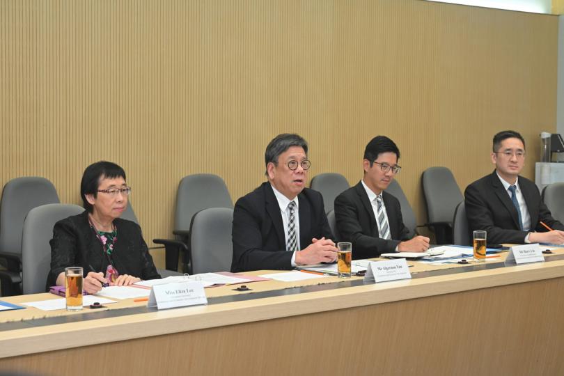 探討潛力:  丘應樺（左二）擔任主席的銀髮經濟顧問小組召開首次會議，研究銀髮經濟的市場需求和發展。